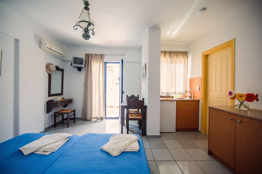 Iliana Hotel Pánormos エクステリア 写真